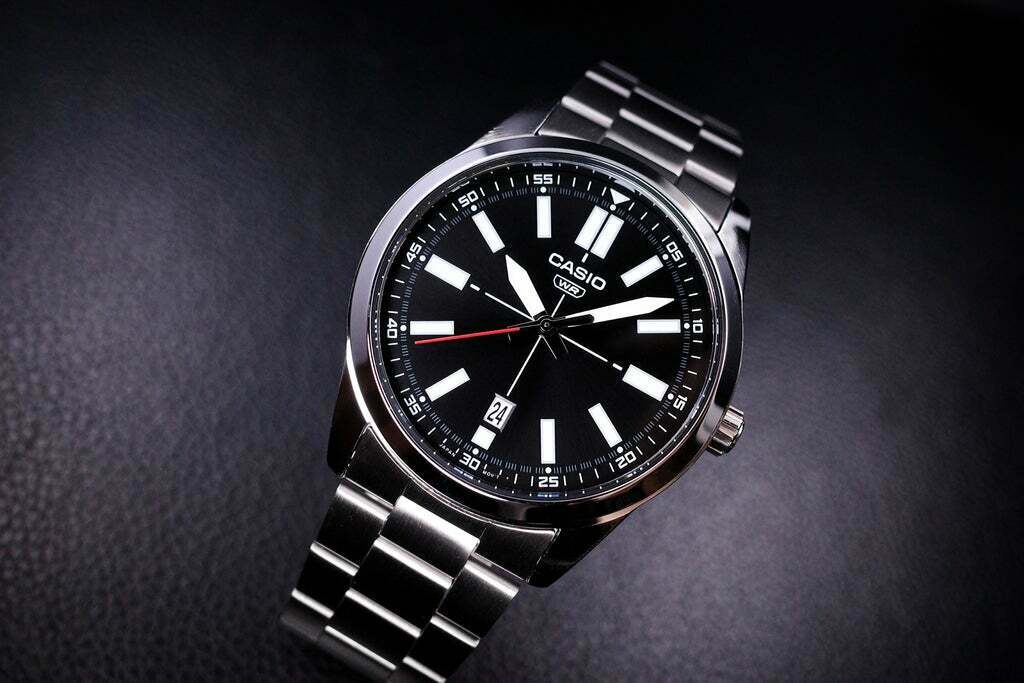 VD02D Reloj Casio Hombre Correa de Acero Esfera Negra - Vista lateral