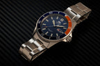 RA-AA0913L19B Reloj Orient Kamasu Hombre Acero Azul Naranja - Vista trasera