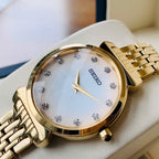 SFQ802P1 Reloj Seiko Essentials Mujer Acero Dorado Esfera Nácar