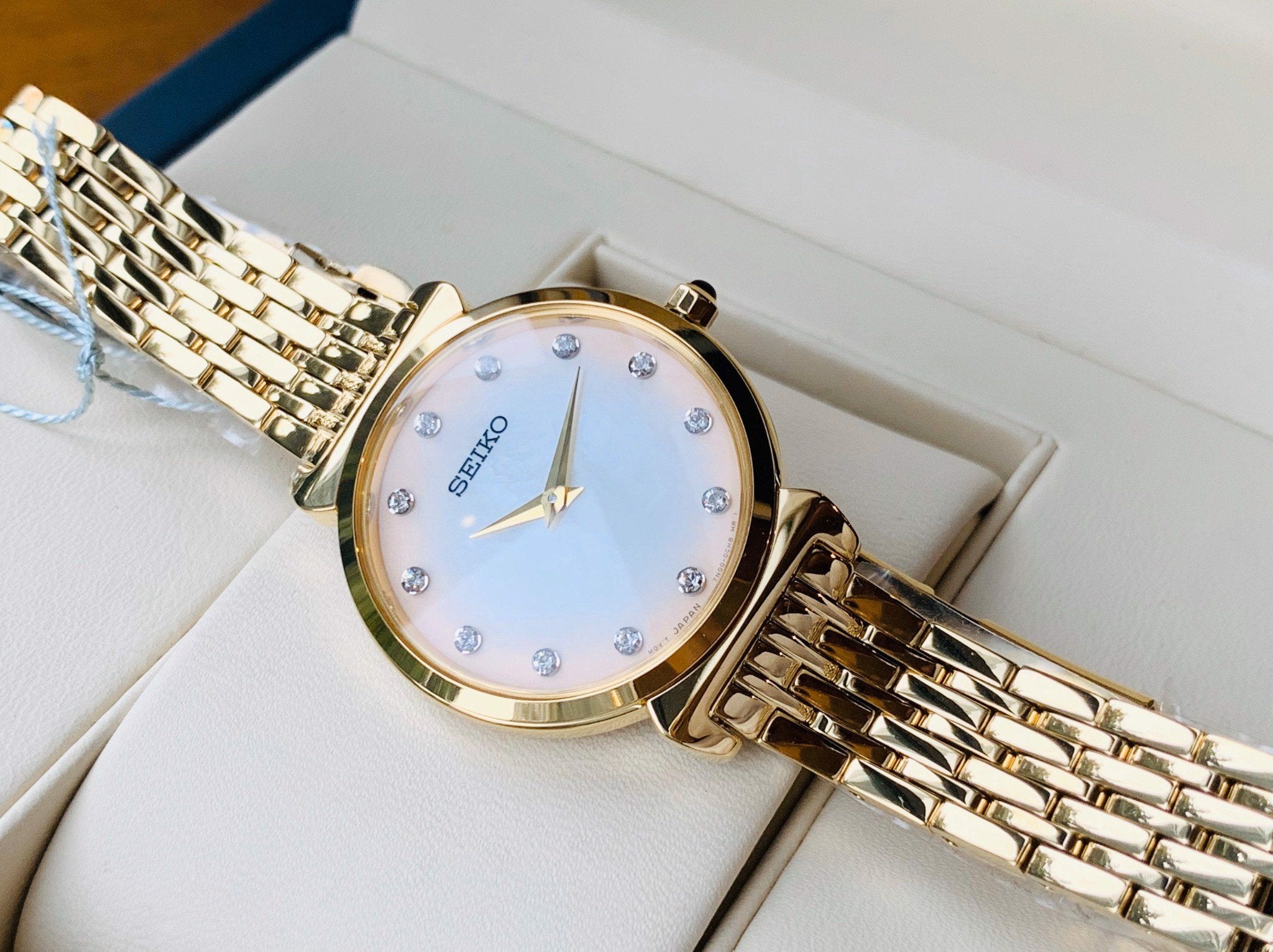 SFQ802P1 Reloj Seiko Essentials Mujer Acero Dorado Esfera Nácar
