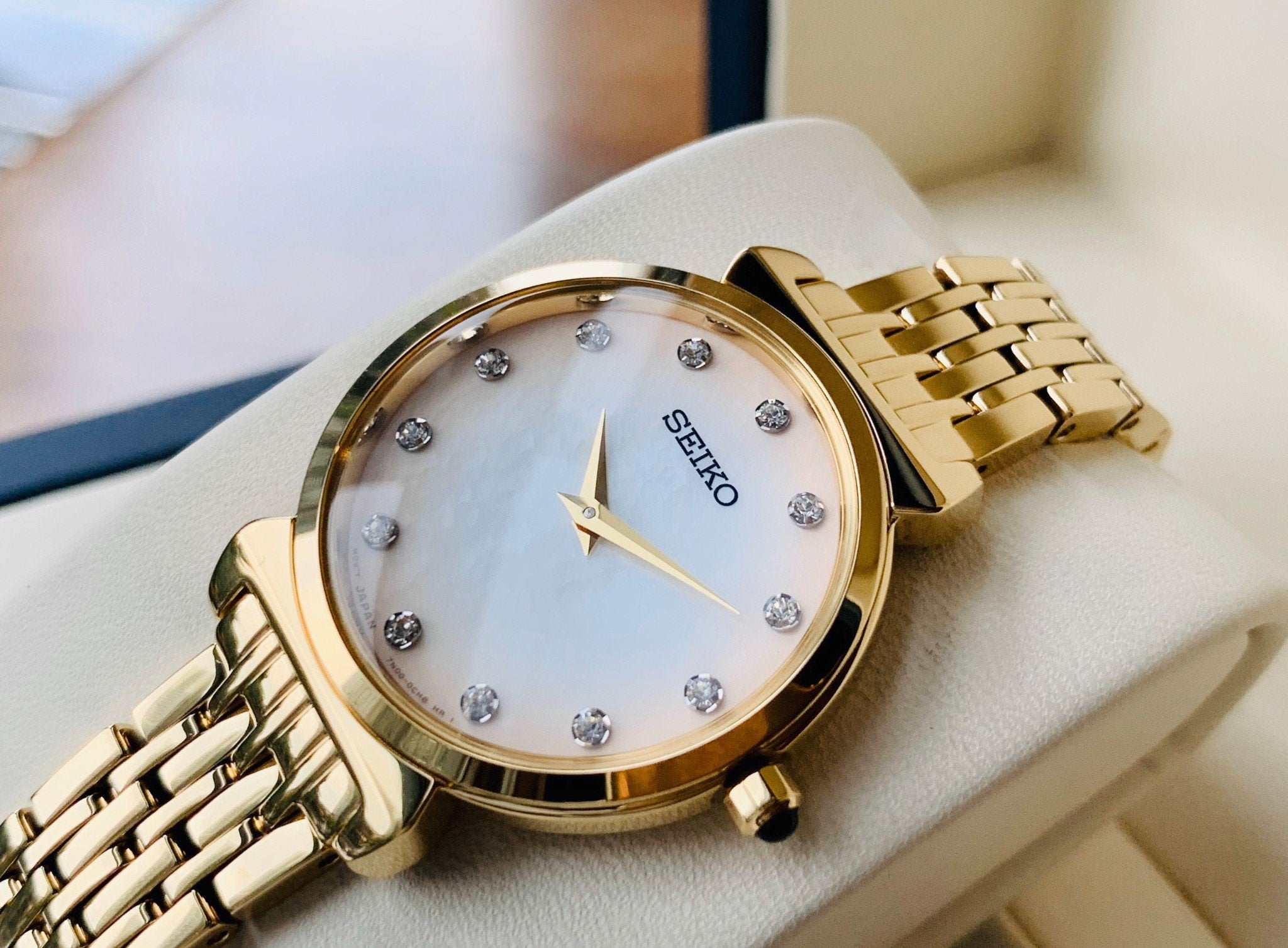 SFQ802P1 Reloj Seiko Essentials Mujer Acero Dorado Esfera Nácar