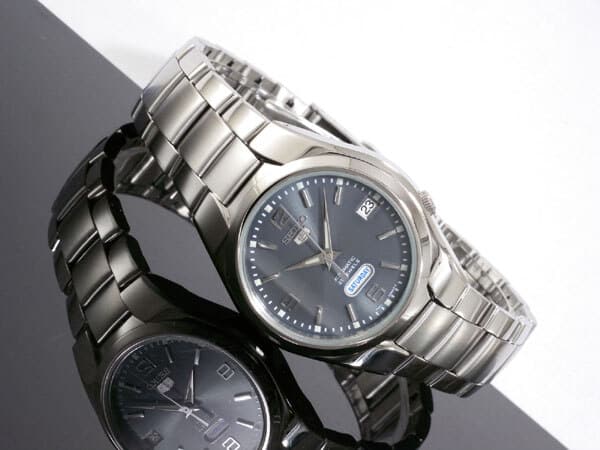 5-SNK621K1 Reloj Seiko Automatic 5 Hombre Acero Inoxidable Gris Oscuro - Vista trasera