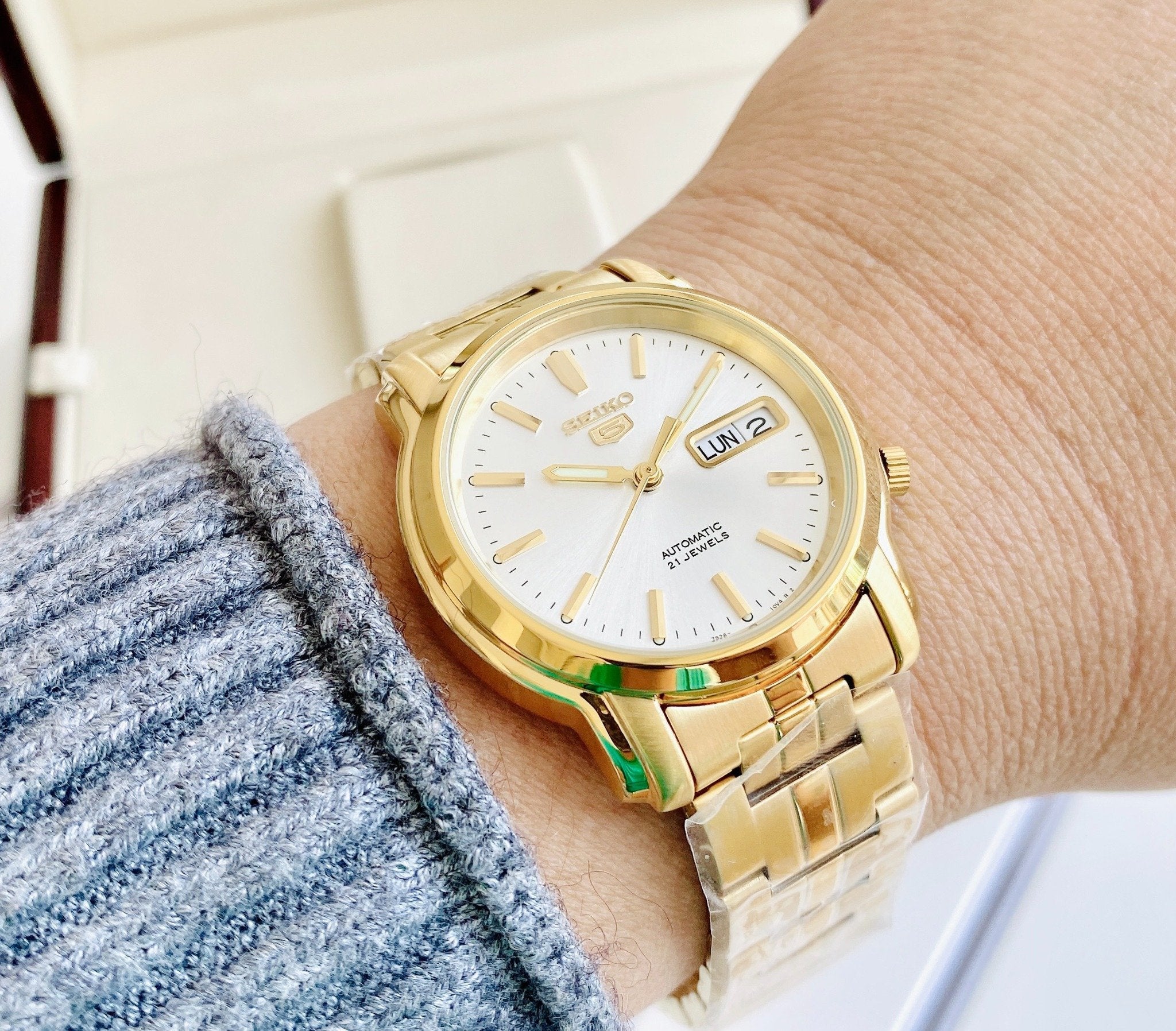 5-SNKK74K1 Reloj Seiko Serie 5 Hombre Acero Inoxidable Dorado - Vista trasera