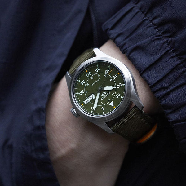 SRPH29K1 Reloj Seiko Serie 5 Análogo para Hombre con Correa de Tela verde
