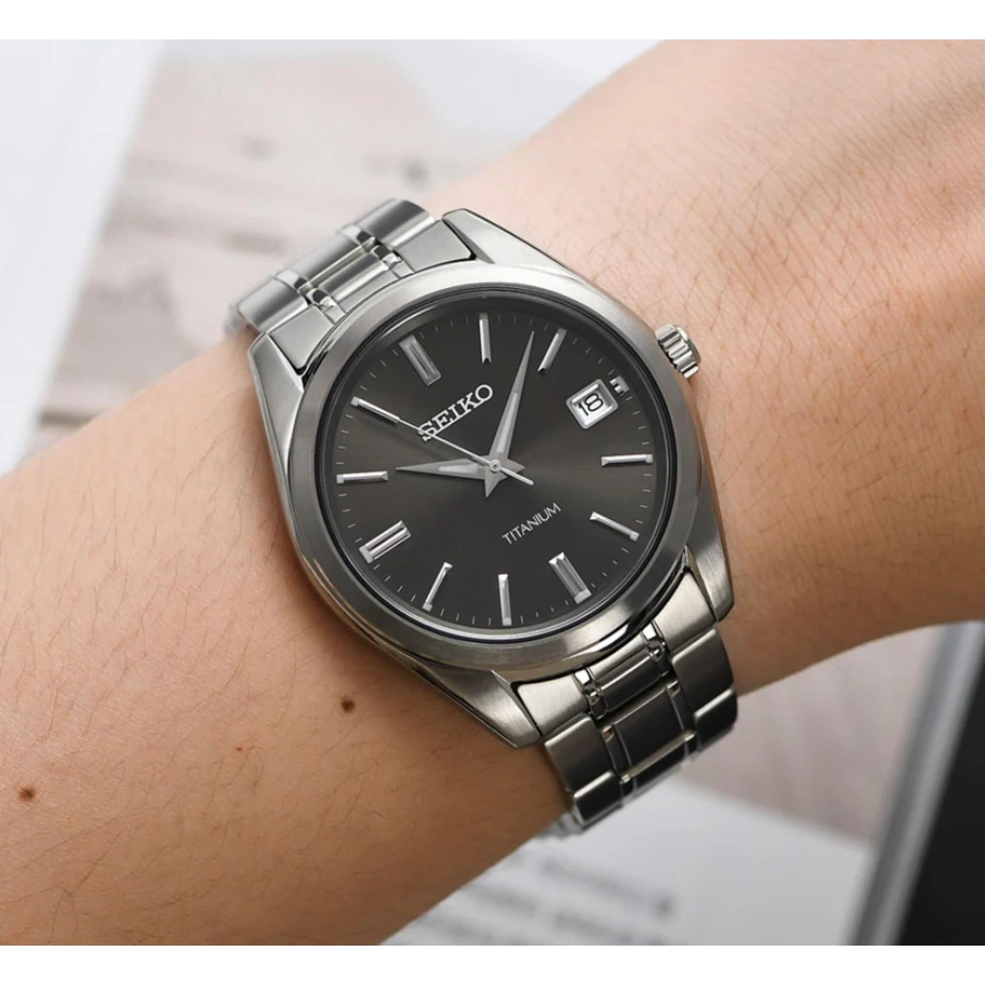SUR375P1 Reloj Seiko Essentials Hombre Titanium Gris Oscuro