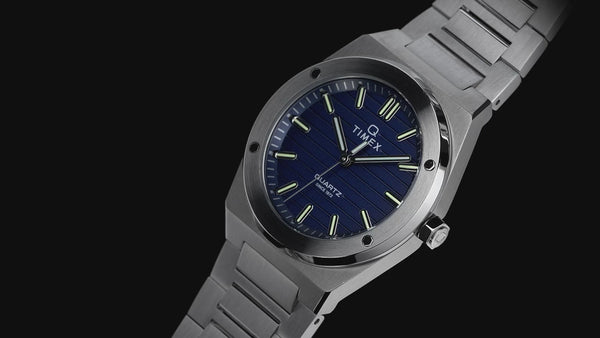 TW2Y81400 Reloj Timex Q Marbella de hombre correa de metal plateado · video oficial (timex.com)