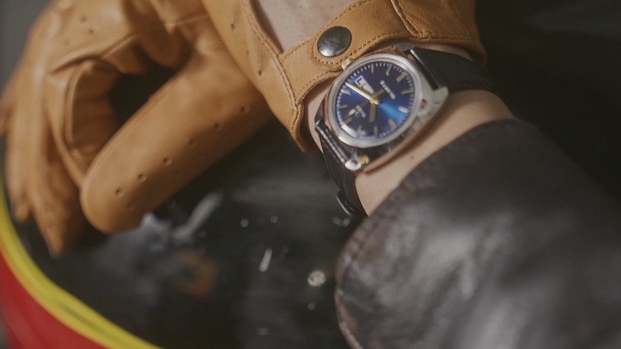 TW2W44800 Reloj Timex Q Day/Date de hombre correa de cuero · video oficial (timex.com)