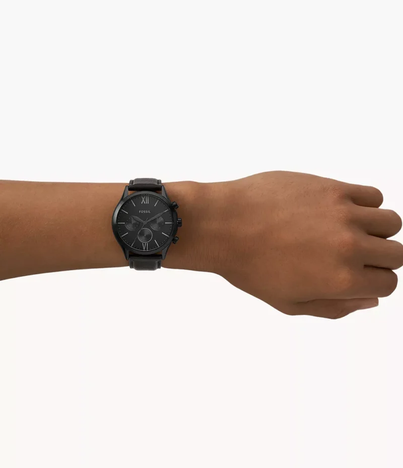 Reloj Fossil Fenmore en la muñeca, destacando su diseño minimalista y moderno.