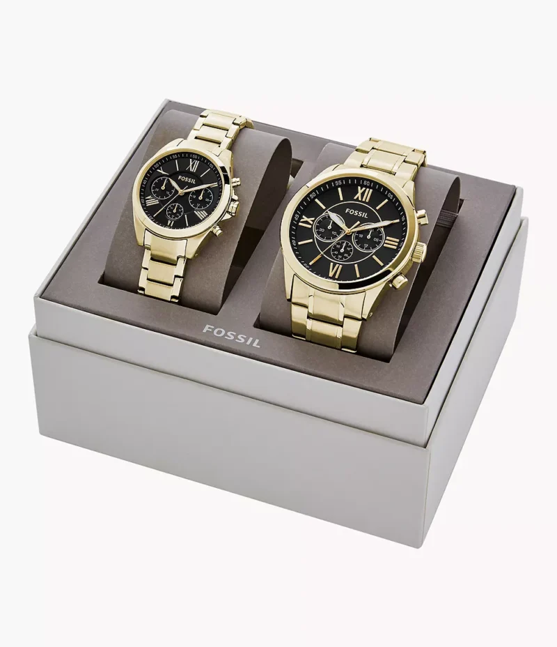 Set de relojes Fossil BQ2400SET en caja de presentación, con diseño en acero inoxidable dorado y esfera negra.