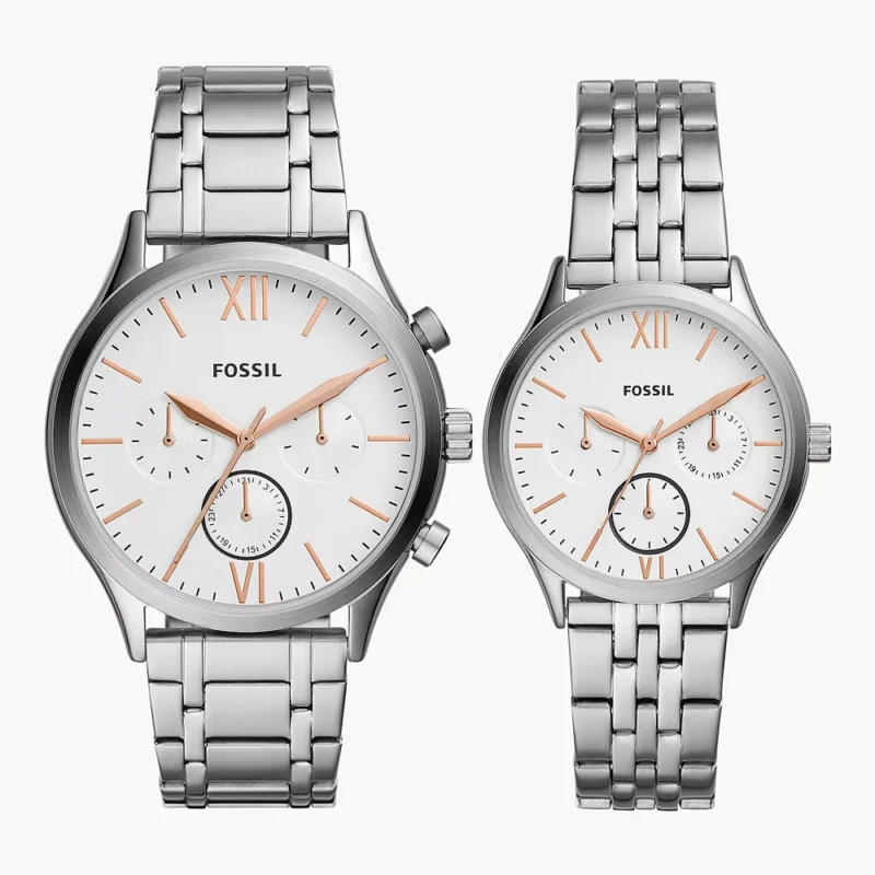 Set de relojes Fossil BQ2468SET, con diseño en acero inoxidable plateado y esfera blanca.