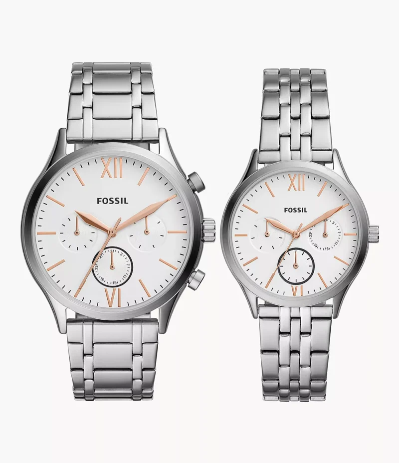 Set de relojes Fossil BQ2468SET, con diseño en acero inoxidable plateado y esfera blanca.