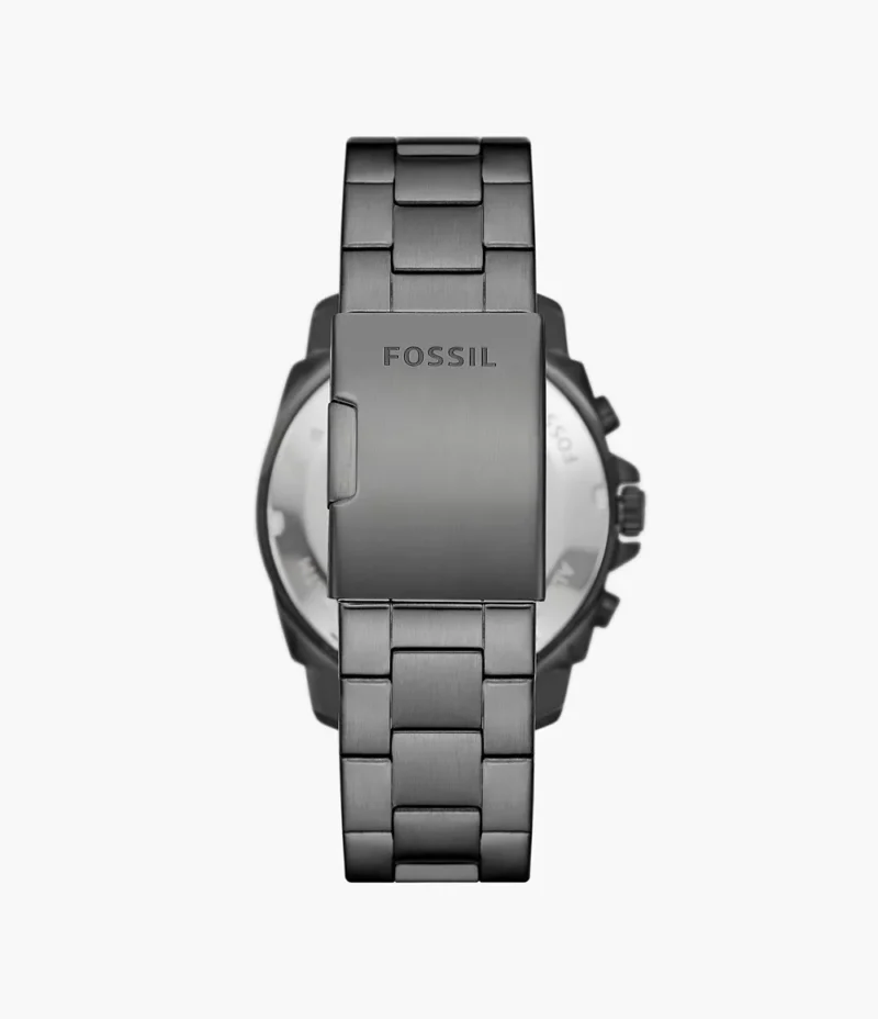 Parte trasera del reloj Fossil Privateer, destacando la correa de acero inoxidable en tono humo y el broche plegable.