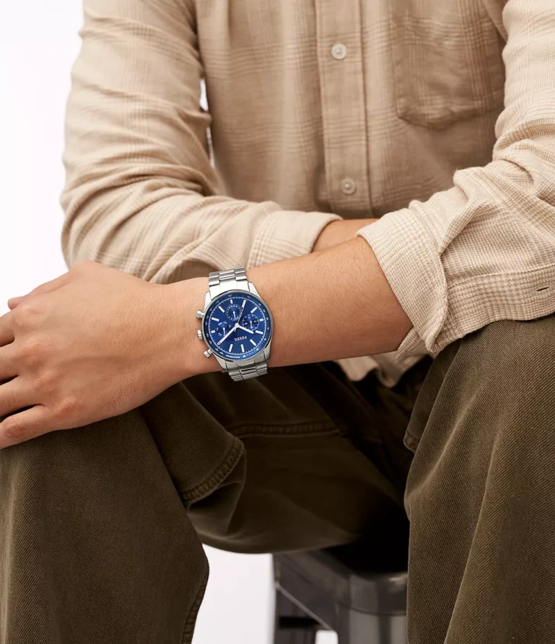 Reloj Fossil BQ2853 en la muñeca, mostrando el estilo sofisticado y moderno del diseño con carátula azul