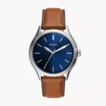 Vista frontal del reloj Fossil BQ2863 con dial azul y correa de cuero marrón.