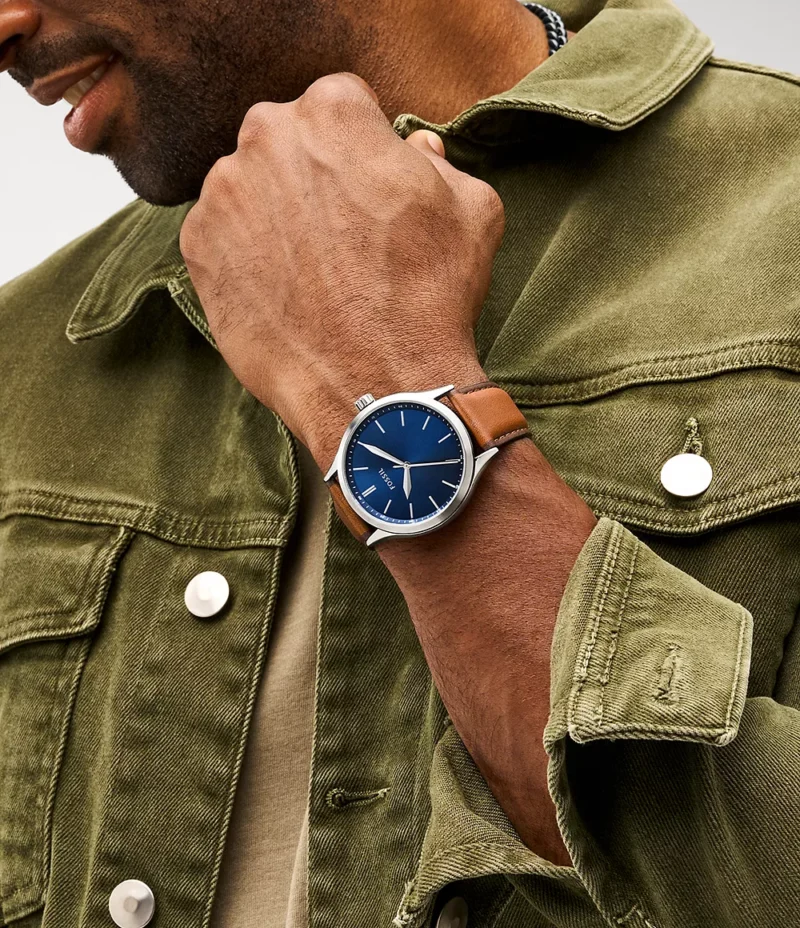 Hombre llevando el reloj Fossil BQ2863, mostrando un estilo casual y sofisticado.