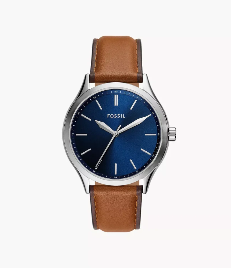 Vista frontal del reloj Fossil BQ2863 con dial azul y correa de cuero marrón.