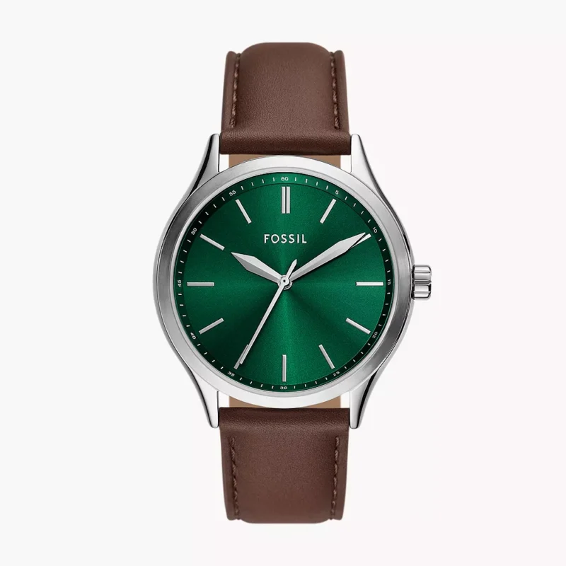 Vista frontal del reloj Fossil BQ2864 con esfera verde y correa de cuero marrón.