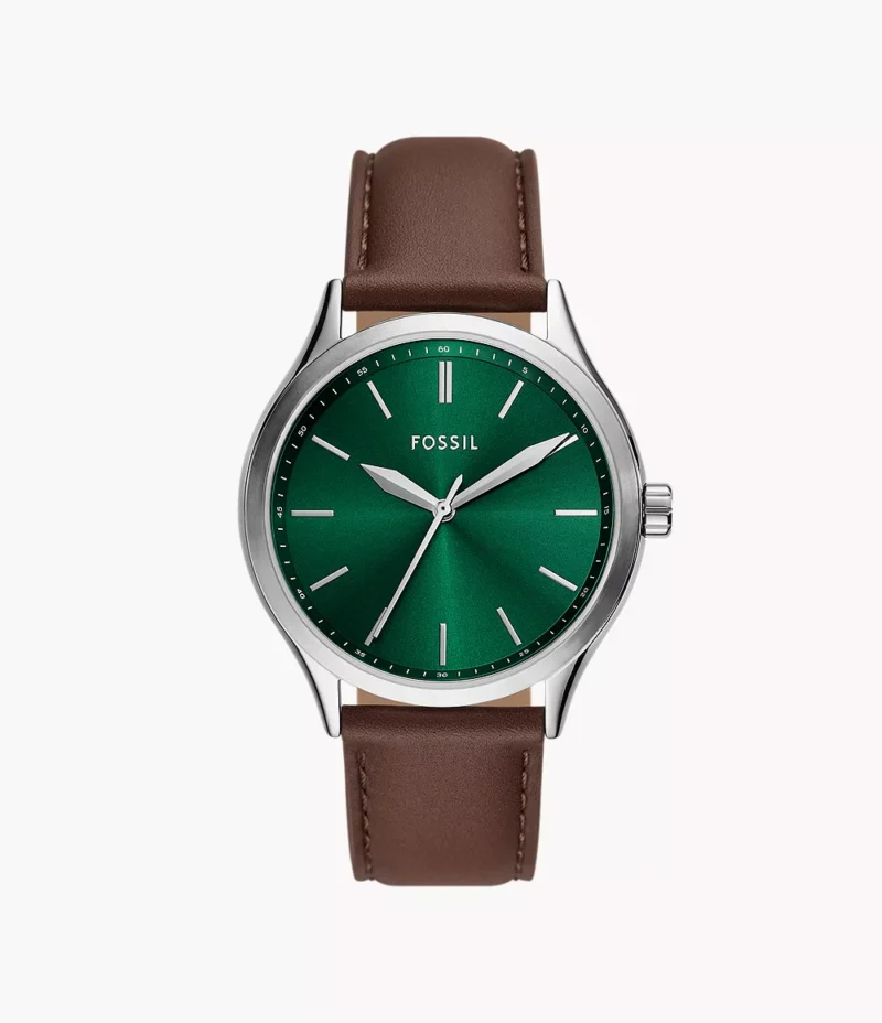 Vista frontal del reloj Fossil BQ2864 con esfera verde y correa de cuero marrón.