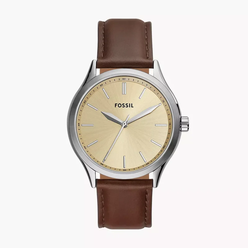 Vista frontal del reloj Fossil BQ2865 con esfera crema y correa de piel marrón.