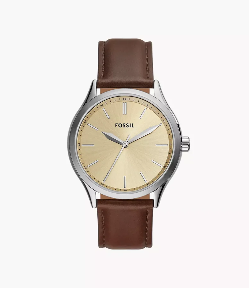 Vista frontal del reloj Fossil BQ2865 con esfera crema y correa de piel marrón.